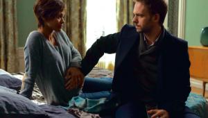 Zoe Saldana i Patrick J. Adams w „Dziecku Rosemary”