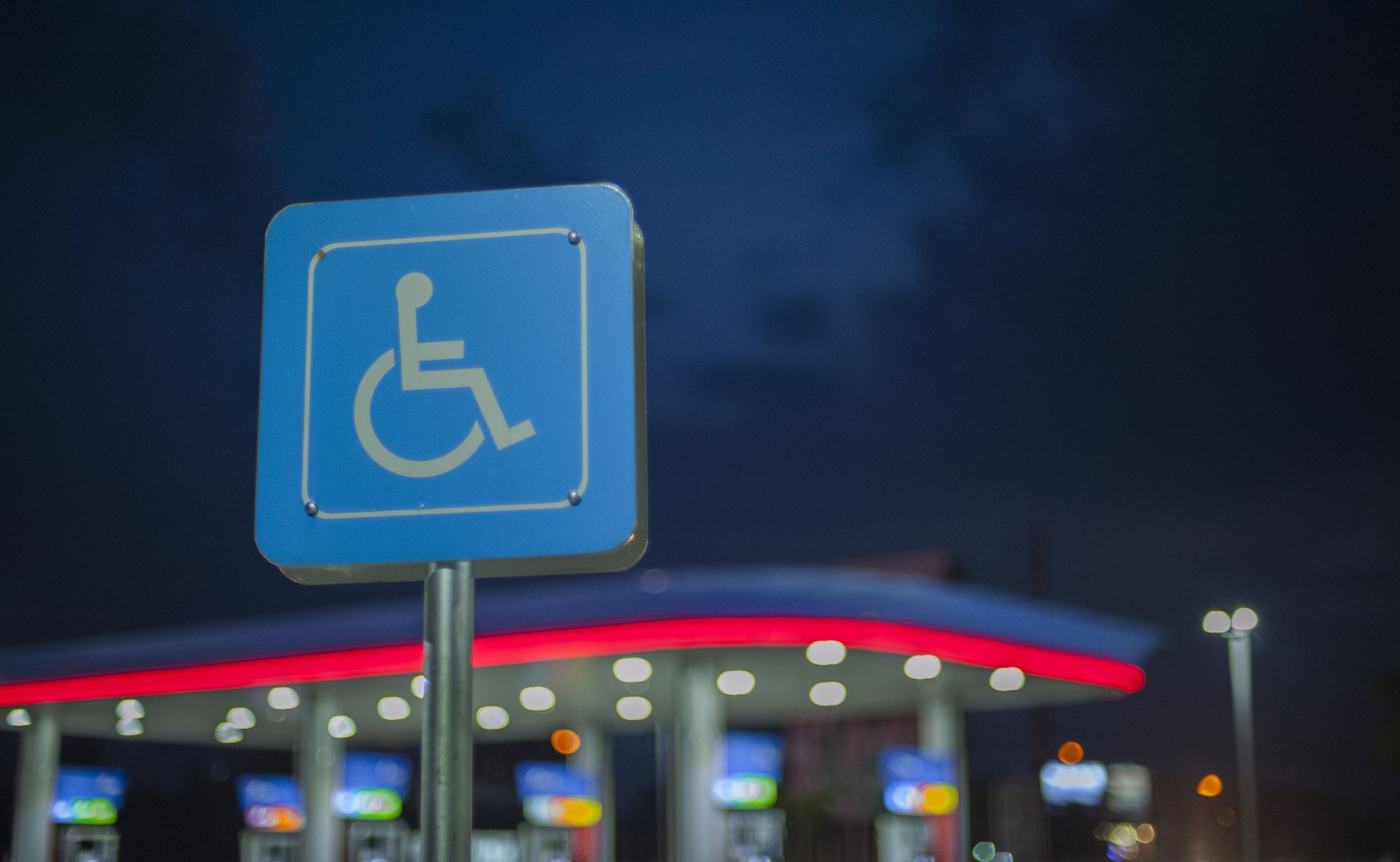 Dla kogo bezpłatne parkowanie na "kopercie"? Kto może dostać kartę parkingową?